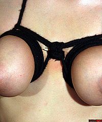 Blondes Sexy Breast Bondage