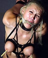 Blondes Sexy Breast Bondage